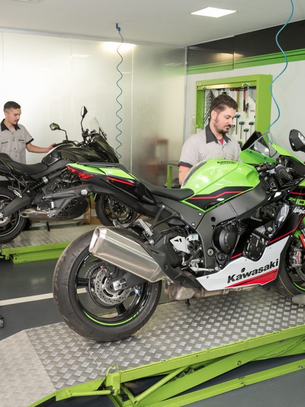 Técnico especializado da Marello realizando manutenção em moto Kawasaki esportiva na oficina autorizada